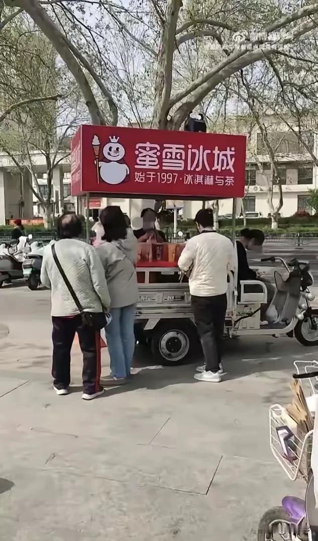 谁说现在生意难做，只是你没有商业头脑而已，看看人家的“二道贩子”这赚钱不是轻松的