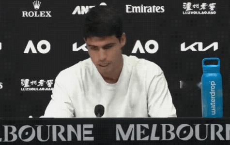 记者询问阿尔卡拉斯，为何在众多球员可能丧失信念的困境中，他依然能保持自信：“这种