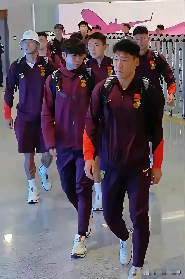 国足归来，没有看到失败的沮丧和垂头丧气。反而一个个霸气十足，杀气腾腾，昂首挺胸自