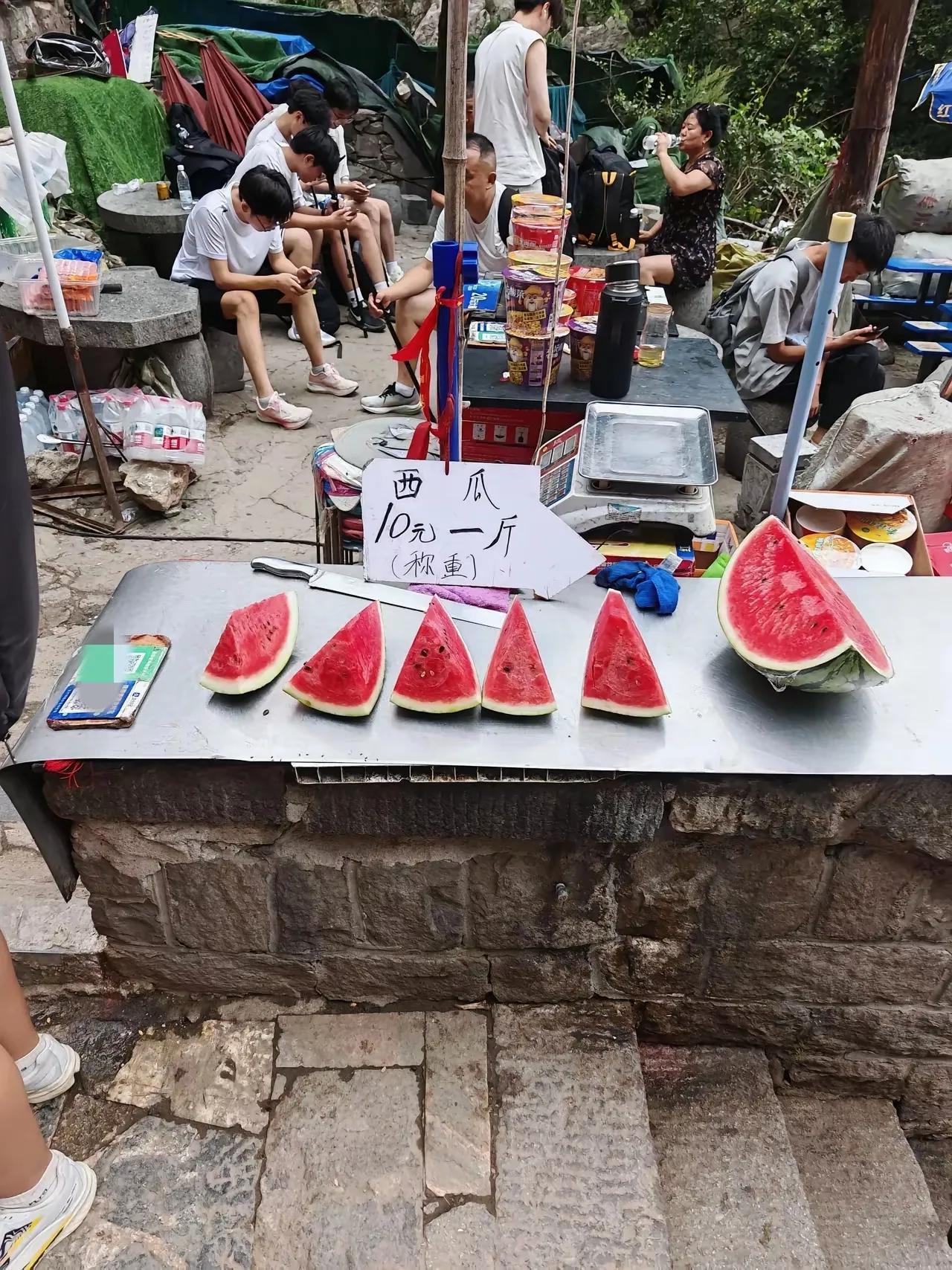 很多的游客都来登泰山，从山底兴冲冲地往上爬，爬到山顶又累又渴的。有游客看到山顶卖