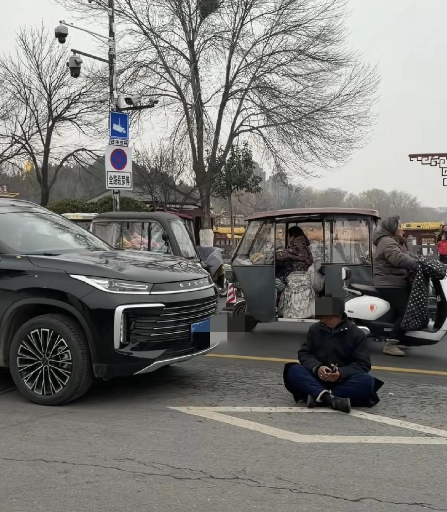 就问那个司机见到这样的大爷不迷糊！
好好的在路上开车，莫名其妙前面蹲下个老头，就