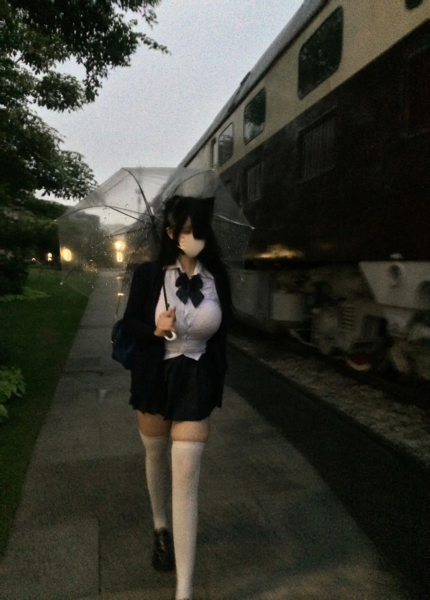 我本来是很讨厌雨天的 可是我忘不了和你见面的那个雨天 湿漉漉的街道 伞下的我们靠的很近 嗯 心也是