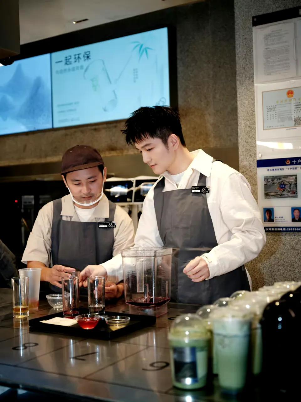 没想到小胖对做奶茶也这么感兴趣，还学的有模有样。看着小胖认真制作奶茶的样子。就像