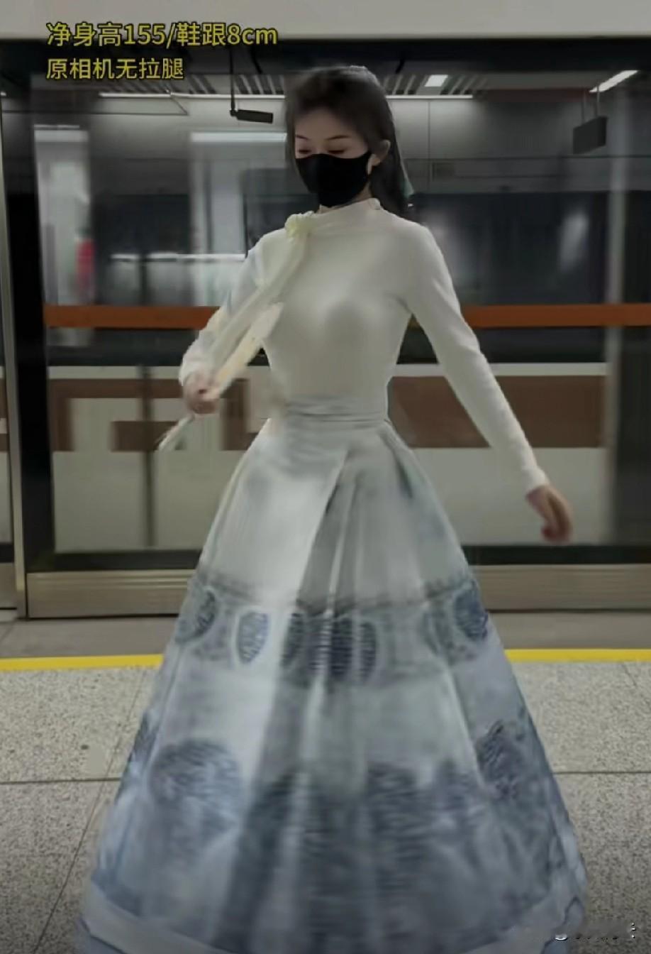 与其说生活是白水，不如说它是一面清澈的杯壁，映照出你往里面投入了什么。

你投入