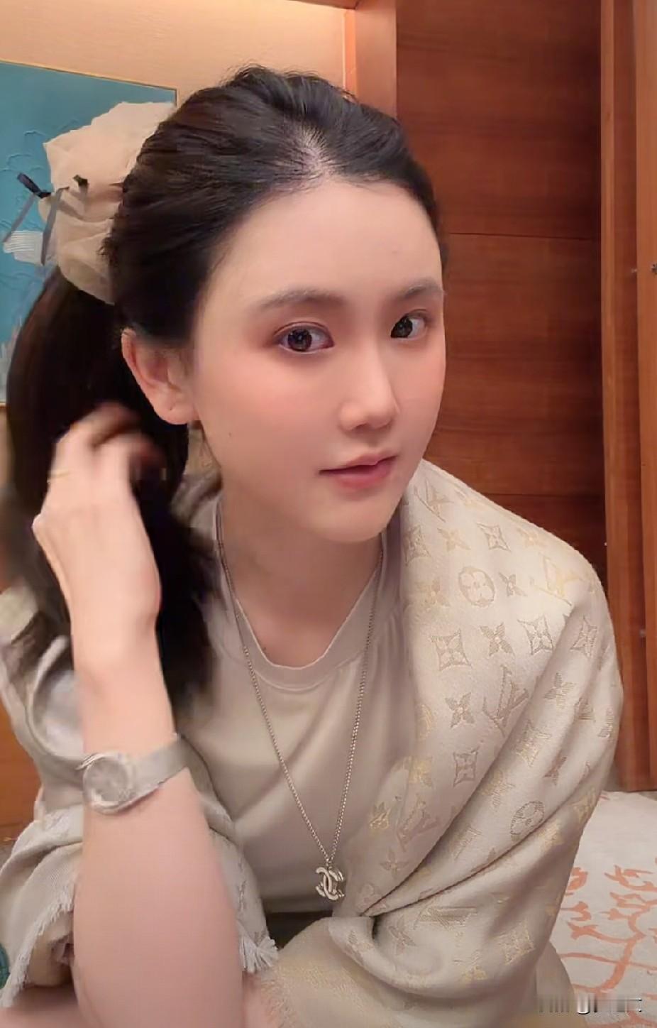 越来越喜欢楚玲了，敢说敢当，还有一份自己的事业，到现在孩子都那么大了还没有婚礼，