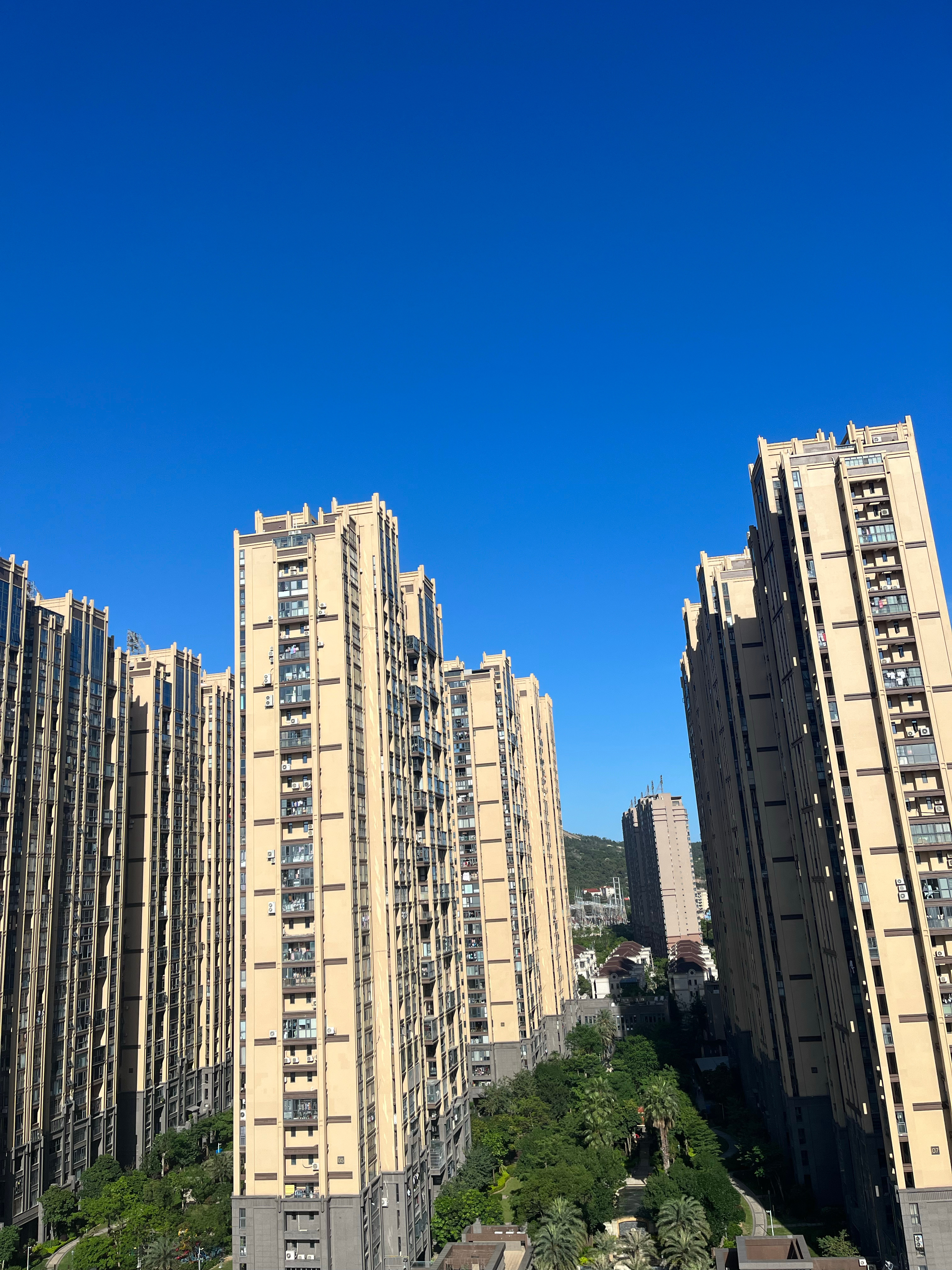 每当来屋顶晒被子， 都会忍不住望一望旁边的别野。。那里应该住着不少老登吧 。。。