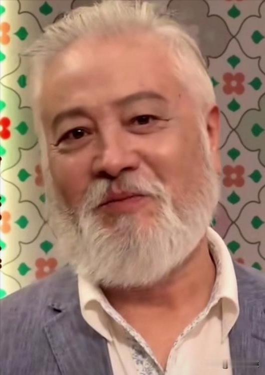这位白头发、白胡子的老人是谁？
他是上世纪八、九十年代上影出品的《飞吧，足球》（