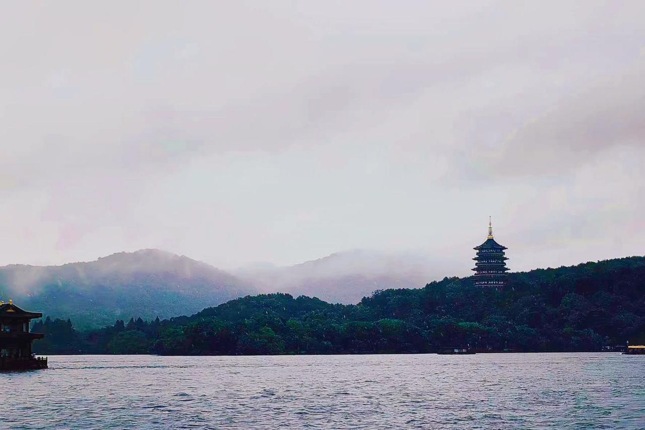 ：）住着男人的房，开着男人买的车，花着男人挣来的钱，然后说是她陪男人吃苦，这就是