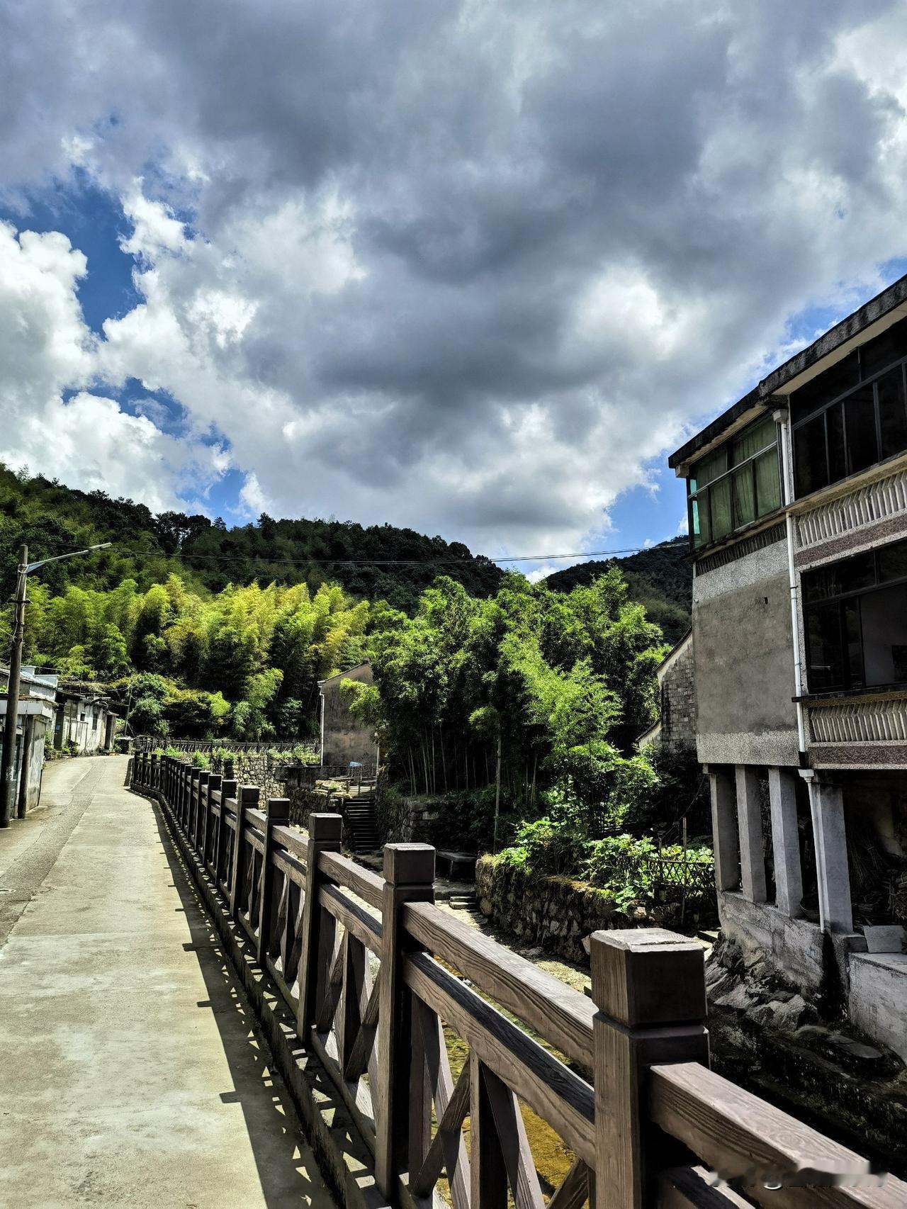 水瘦山青，古道清幽，棠岙村之东江上游

溯东江而上，溪流在上游变窄收束，河水清浅