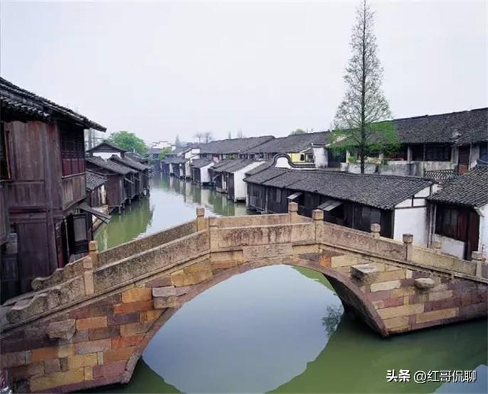 乌镇（浙江·嘉兴·桐乡）
关键词：江南水乡、5A景区、互联网大会永久会址、枕水人