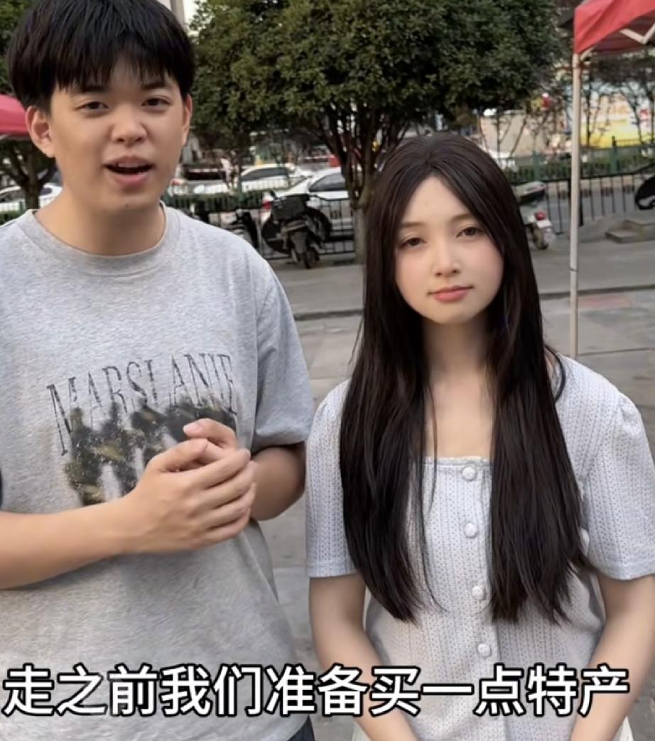 厉怀远堂弟回温州
专门给1个人带了爱吃的


厉怀远堂弟金牌翻译贵州看望女朋友父