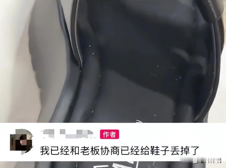 女子逛店时光脚试鞋，店员检查发现鞋内留有不少白色碎屑，担心传染其他顾客……网友：