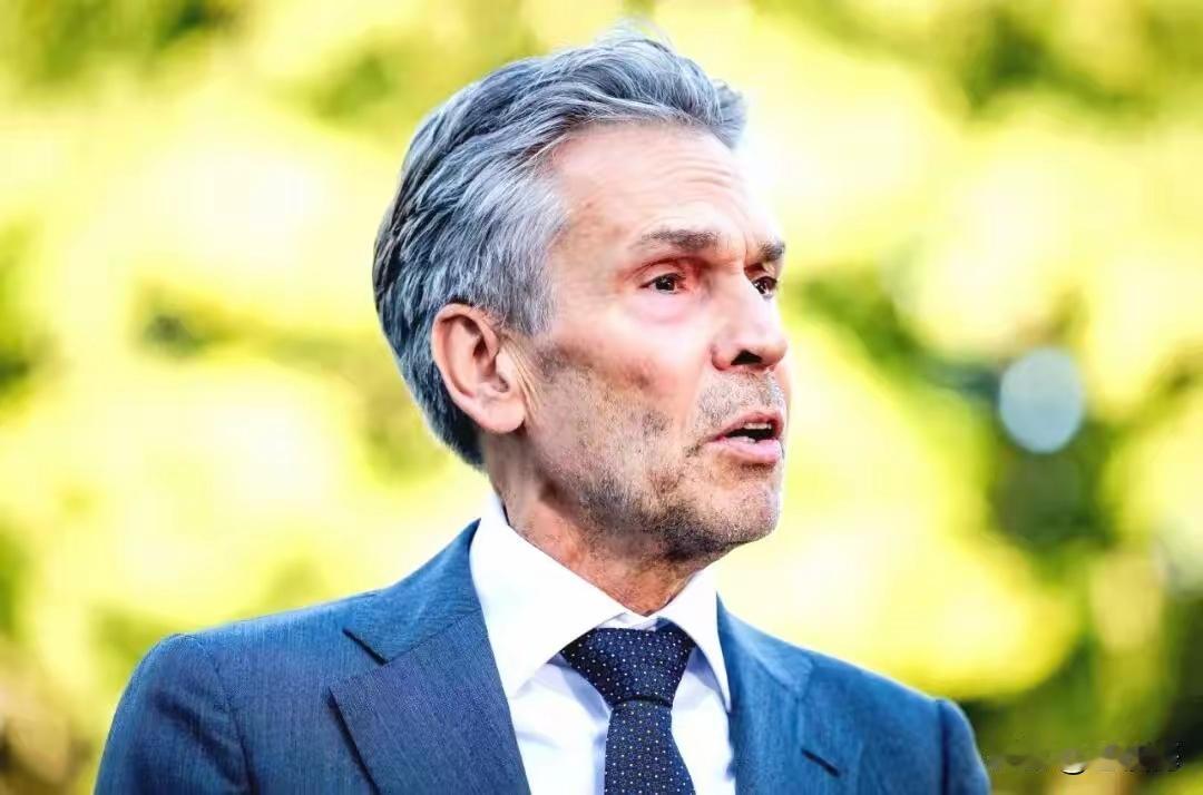 “不见棺材不掉泪”，荷兰想与中国硬刚到底。
近日，荷兰宣布对DUⅤ光刻机芯片设备