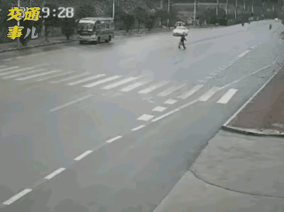刷到这段监控，瞬间捏了一把汗。
早高峰的雨天，每个人都在赶路，最应该绷紧的就是安