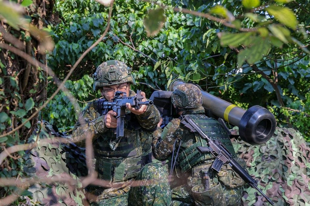 飞扬军事 2月10日，台匪陆軍关渡地区指挥部第1联兵营在台北淡水河口开展防御演练