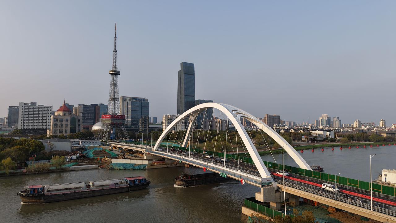 前两天漫步苏州吴中区，特意去看了新改造的长桥。崭新的长桥横跨在京杭大运河上，把吴