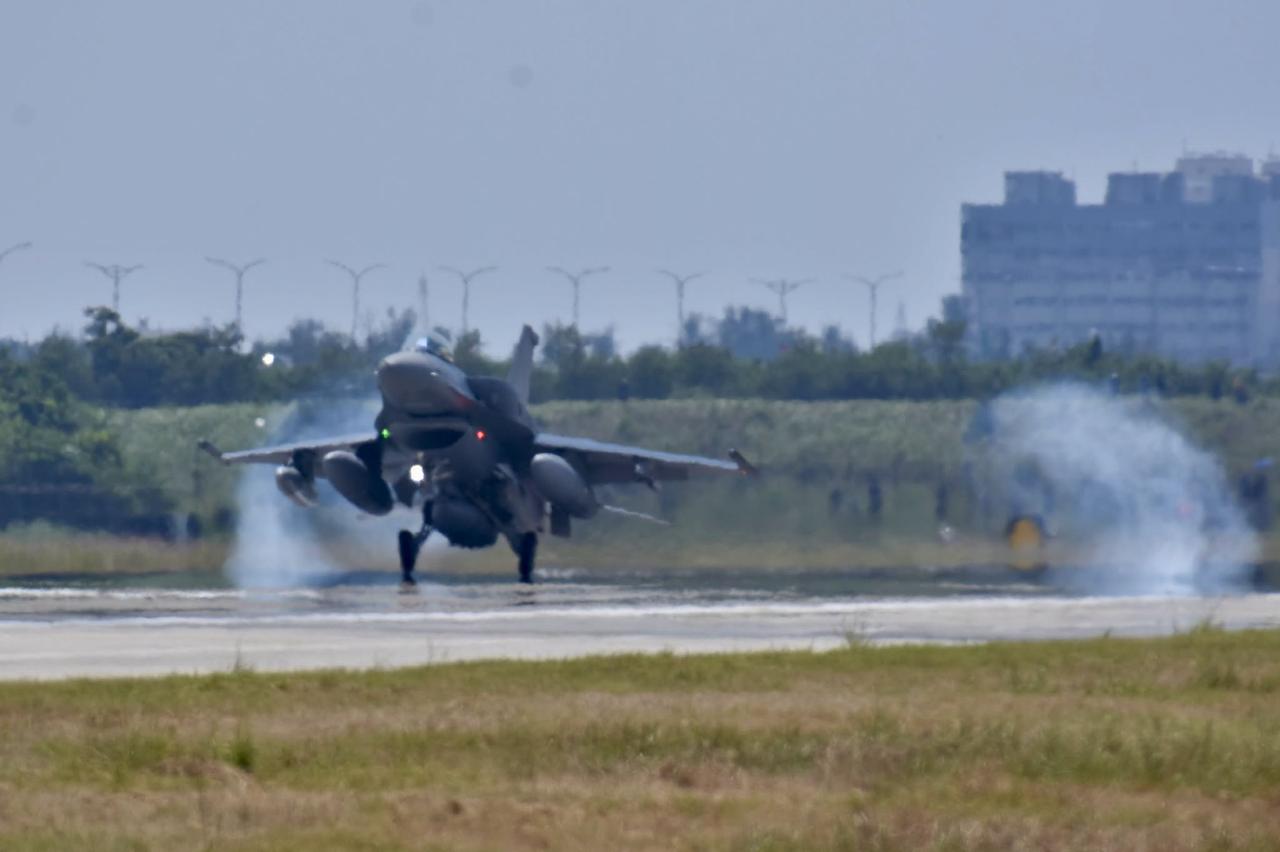 今天，台军接收两架全新制造的F-16V战斗机，编号6727、6728。这也是时隔
