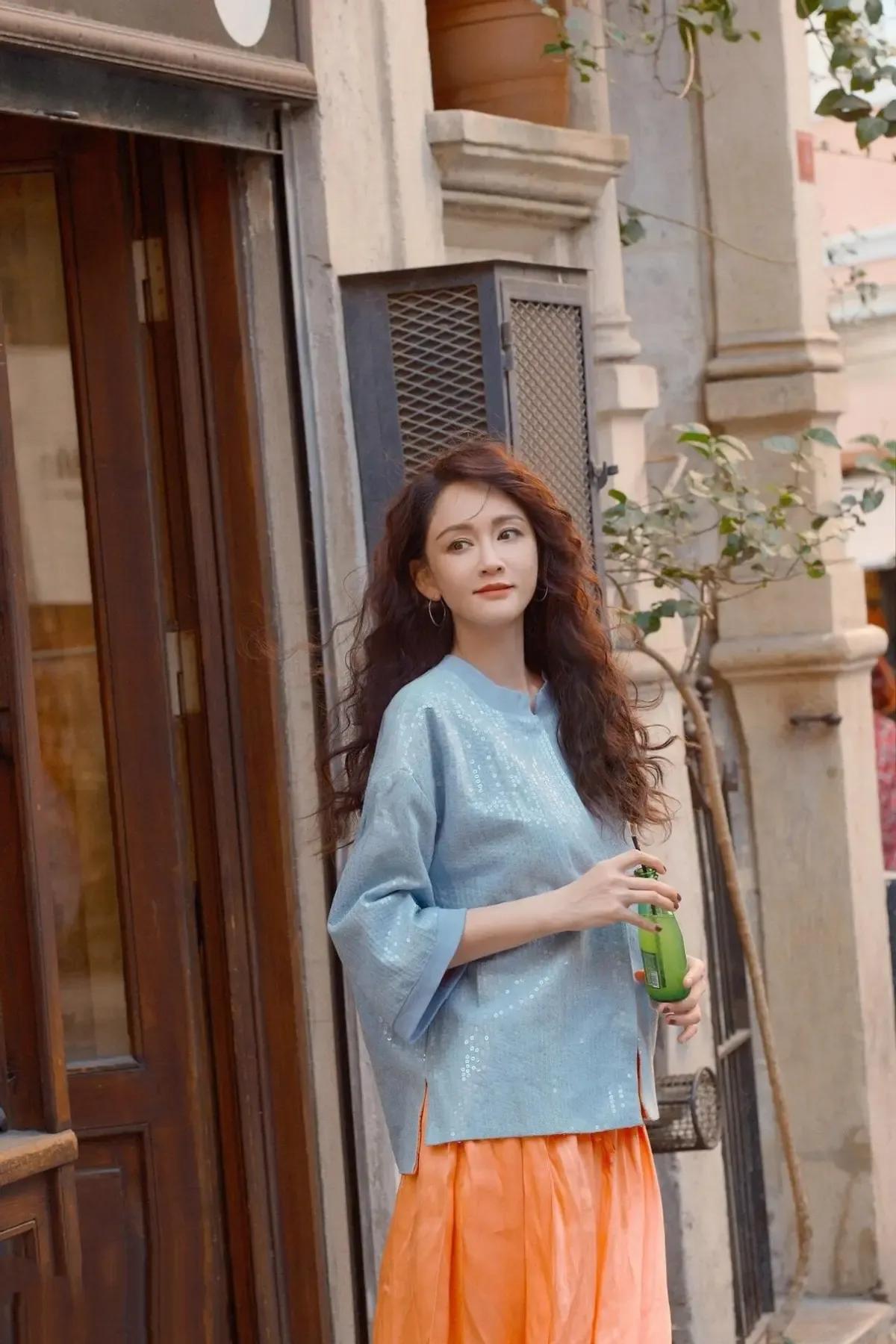 陈乔恩结婚后烫了大波浪，穿二分上衣+阔腿裤，44岁美出新高度