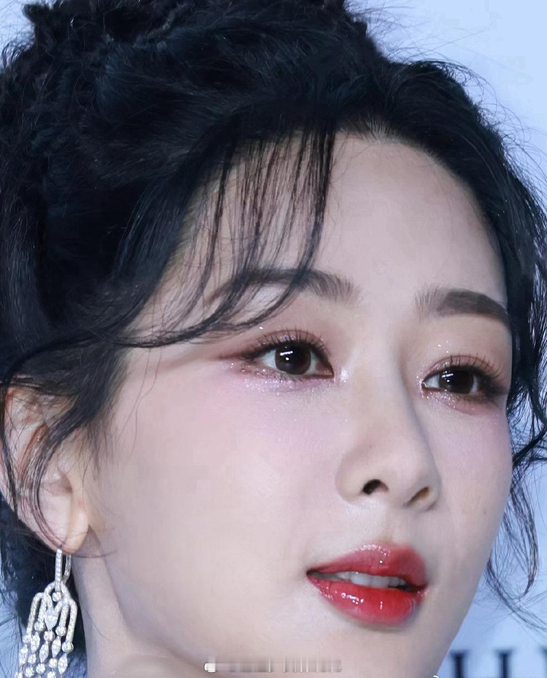 现实里看到的杨紫，无滤镜怼脸还原颜值 