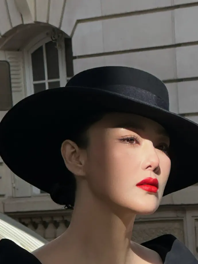 张馨予｜2025巴黎时装周碎片7。掉落一些美图，化妆师拍的馨予和G社生图