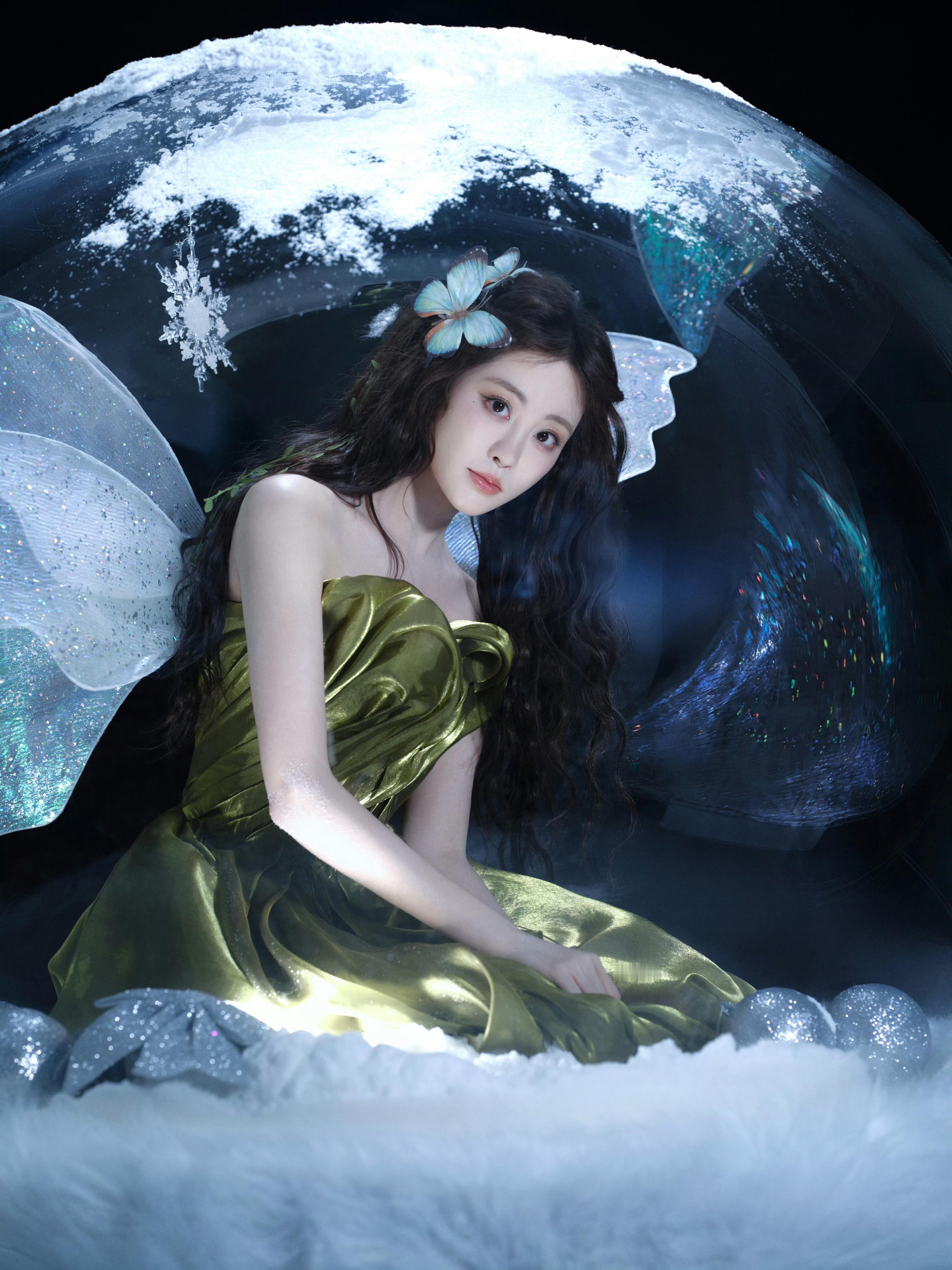 尖叫之夜出图祝绪丹美得像水晶球里的在逃公主！通透发光，每一帧都精致到不真实。不懂