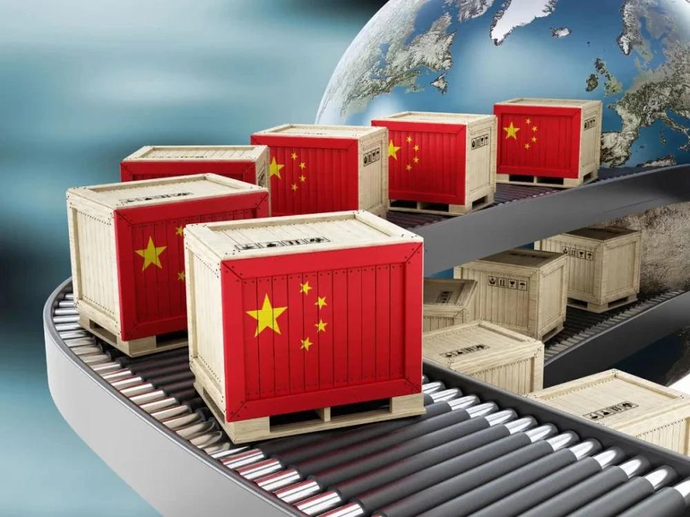 对于制造业大国来说，出口才是经济的发动机，一旦出口下行，大量产品滞销，经济也就必