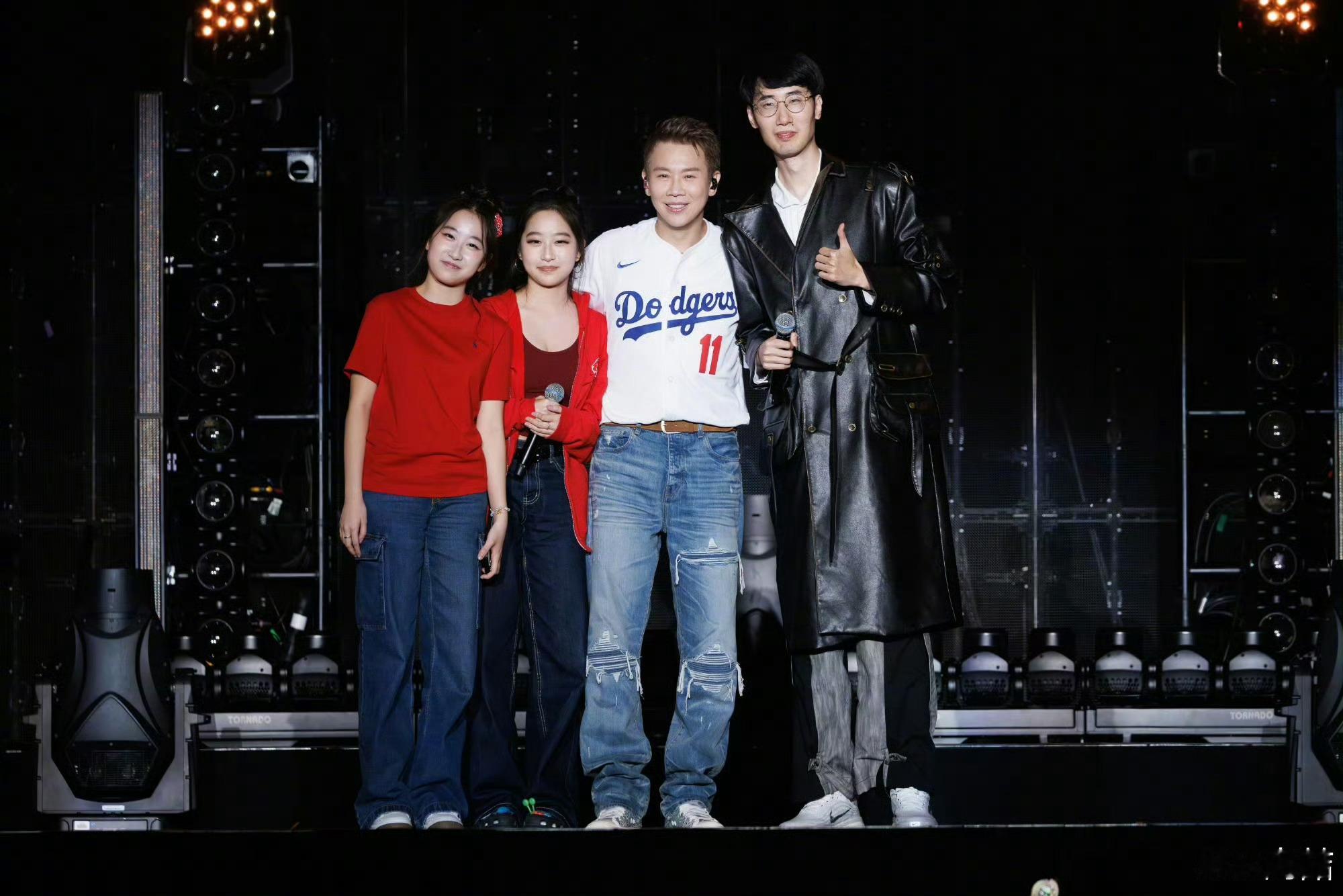 09年双胞胎和陶喆唱爱我还是他09年双胞胎姐妹和陶喆合唱，那默契简直没话说。高音