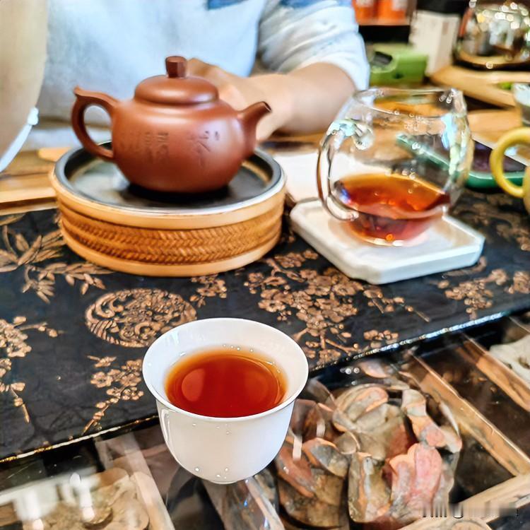 《茶禅一味·水调歌头》
人生似茶盏，沸水注华年。青瓷浮沉辗转，叶展意如烟。半盏清