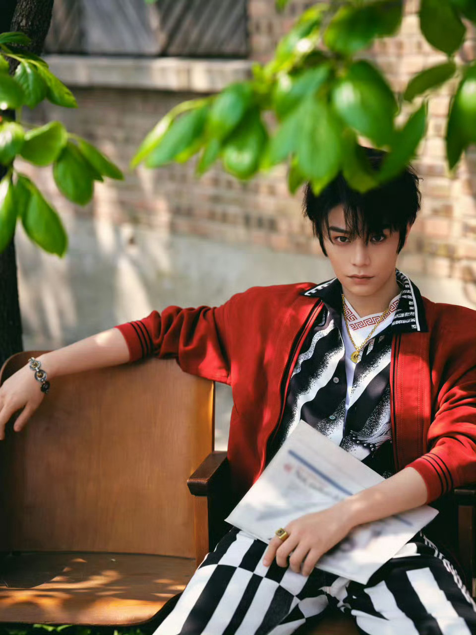 丁禹兮出席北京国际电影节·范思哲影人晚宴造型，身穿 VERSACE夏日度假系列，