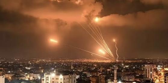 伊朗伊斯兰革命卫队宣布，向以色列北部的能源中枢——海法炼油厂发动了导弹攻击。
这