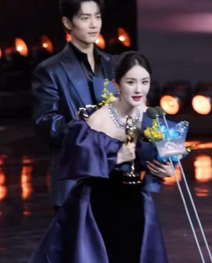 沈腾冲向杨幂那一刻，全场笑疯了。
多年前的“忘扶之仇”，终于靠“肌肉记忆”一次还