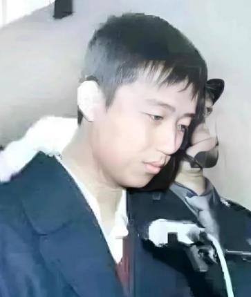 [微风]19岁的李旭拿着抢劫来的五十万当天就买了价值两千多块的摩托罗拉手机，晚上