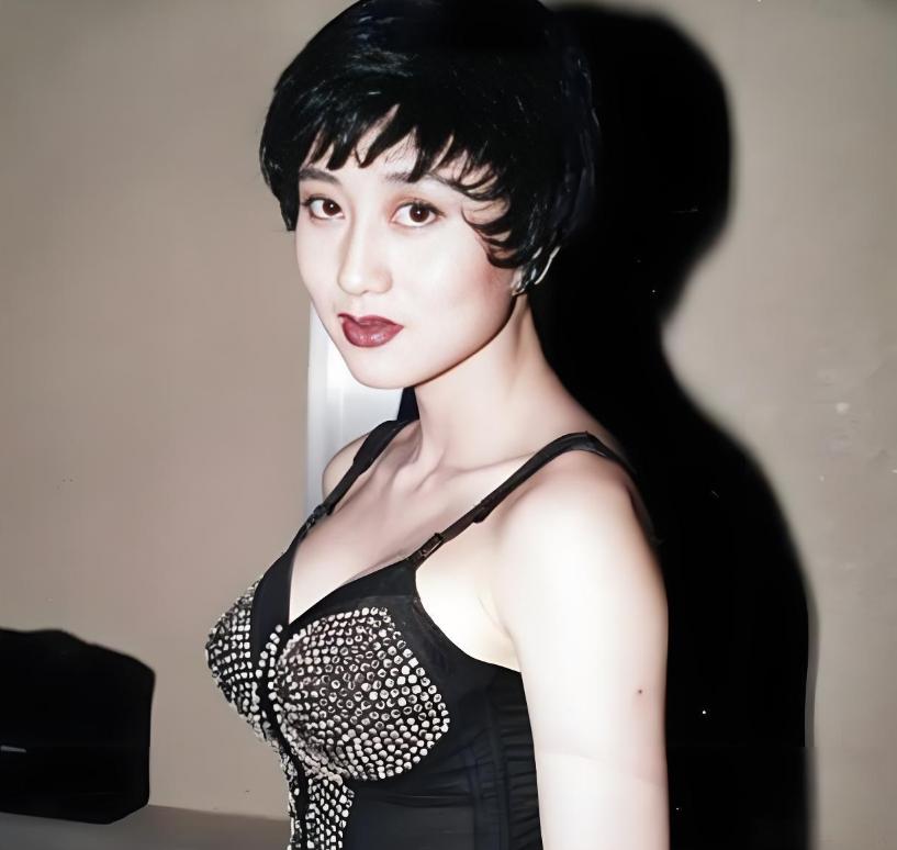 哇噻！李连杰的老婆利智美极了！

没看到她的照片之前我以为李连杰是闹着玩的，
李