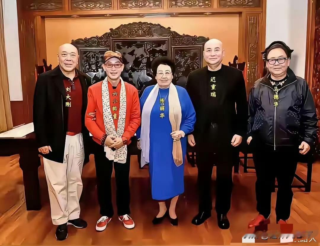 1、西游记“西天取经”全班人马和陈丽华合影。

自左向右：沙僧饰演者闫怀礼、孙悟