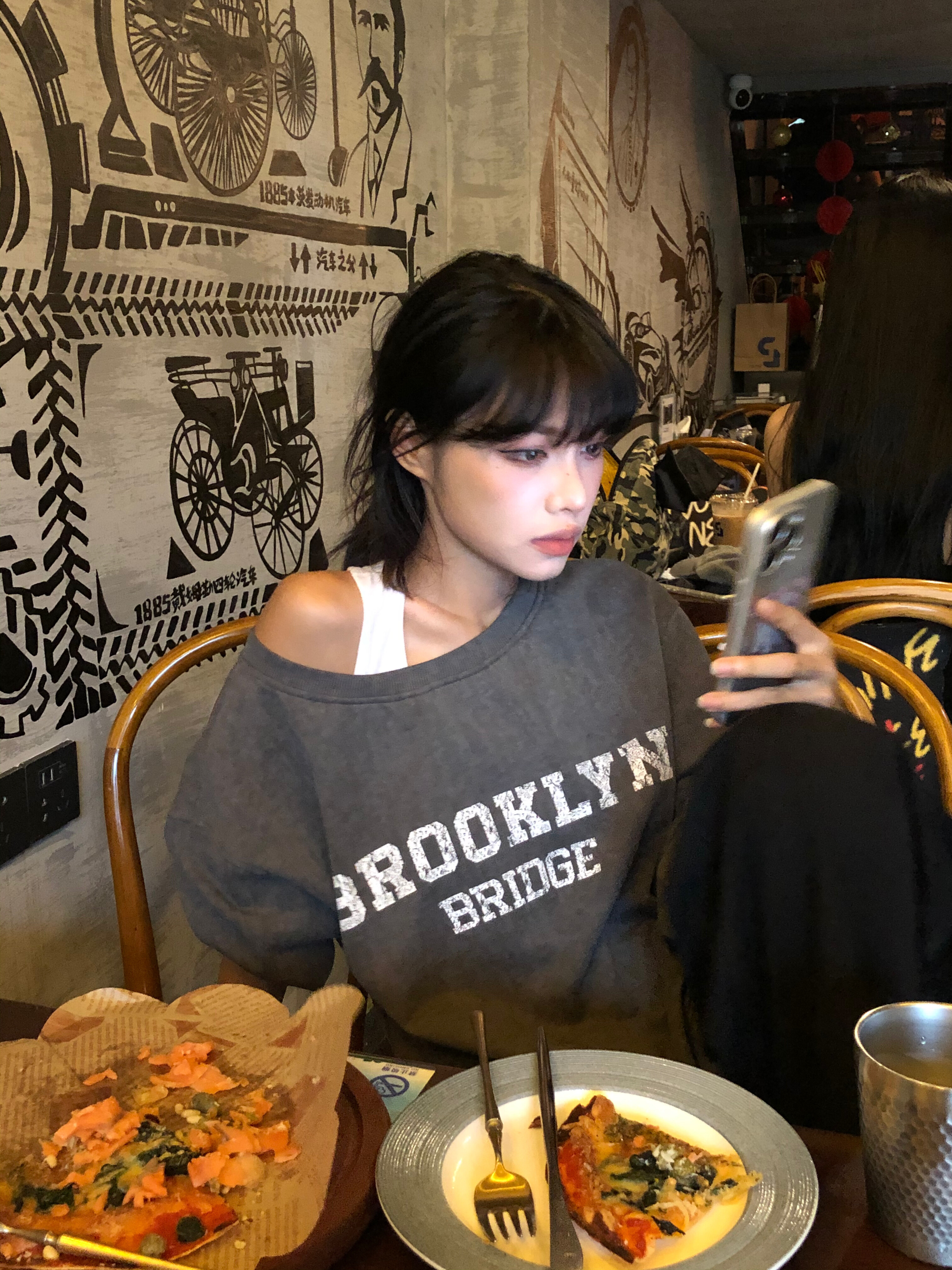 吃披萨的辣妹🍕抽对姐妹穿咯 