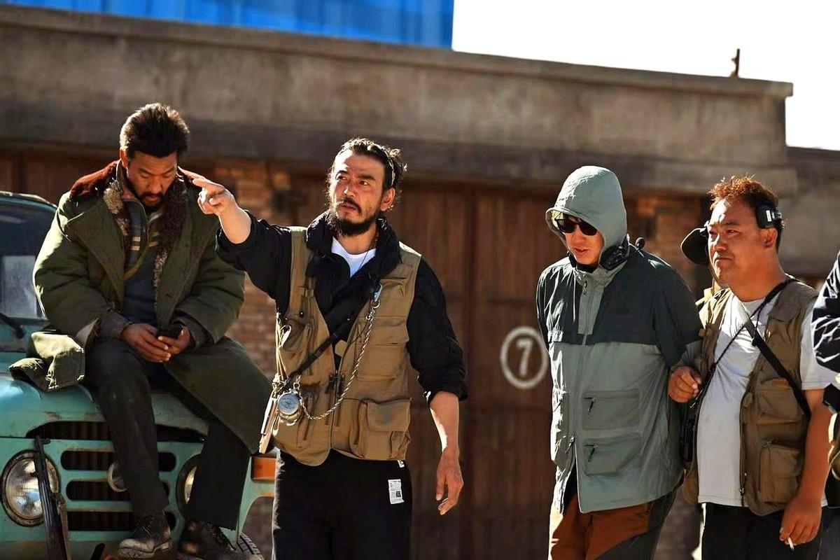 谁能想到，《生命树》里最狠的反派头子，在片场竟然是教杨紫开枪的执行导演。

剧播