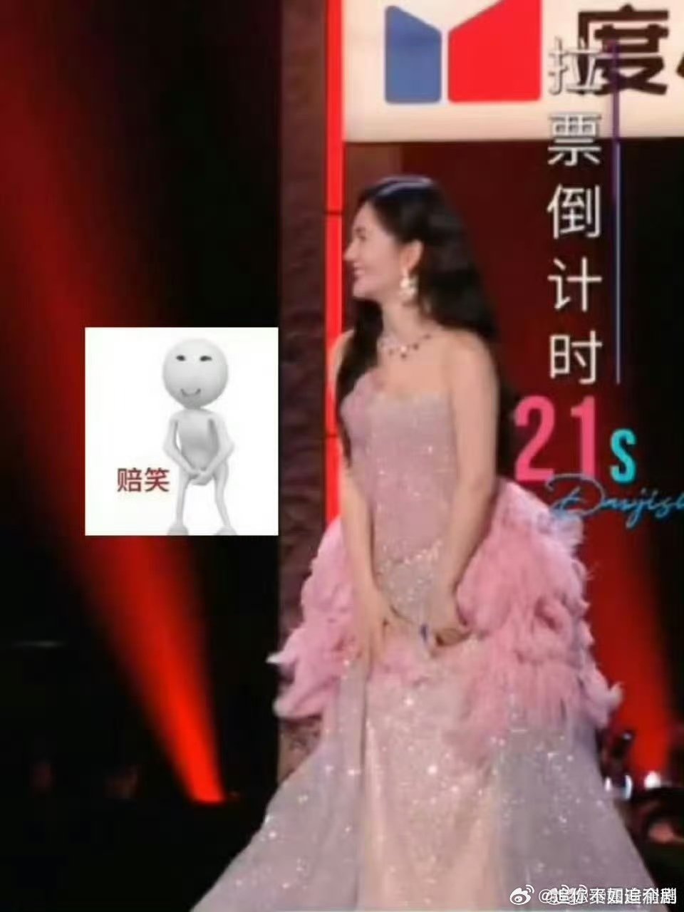 谢娜好像赔笑表情包我看闺蜜rap就谢娜这样日常看闺蜜表演的捧场模样，复刻谢娜同款