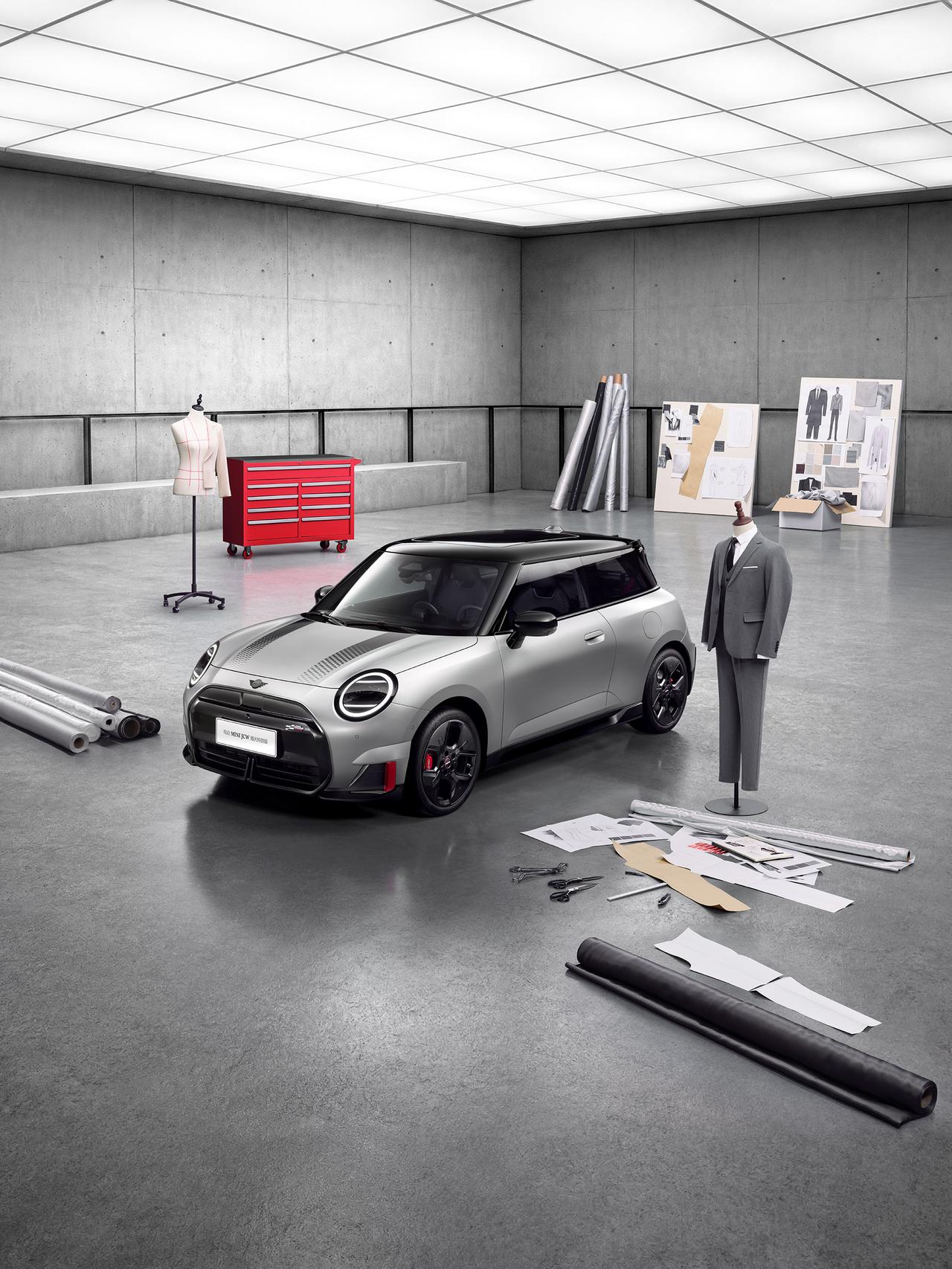 近日，电动 MINI JCW 缎光特别版在中国上市，限时礼遇价25.98万元起。