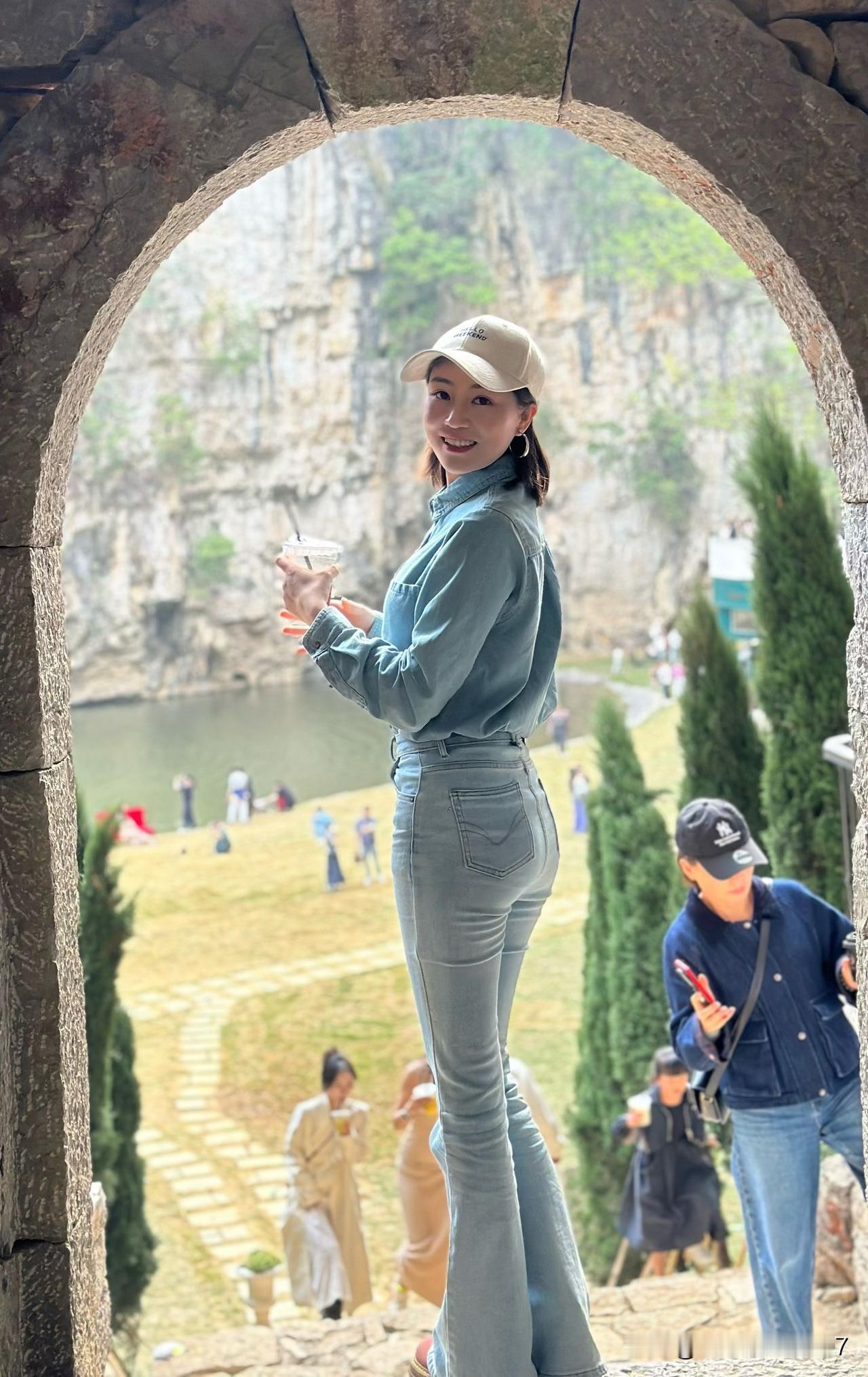 “山外青山楼外楼，人在画中游”，这句诗用来形容西湖的春天再合适不过。
春天去西湖