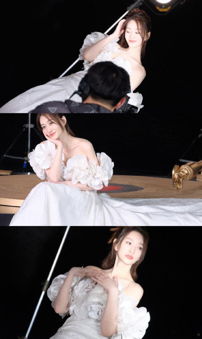 李小冉好努力看得出来她是真的很认真对待舞台，记不住歌词就想办法写在胳膊上，笨办法