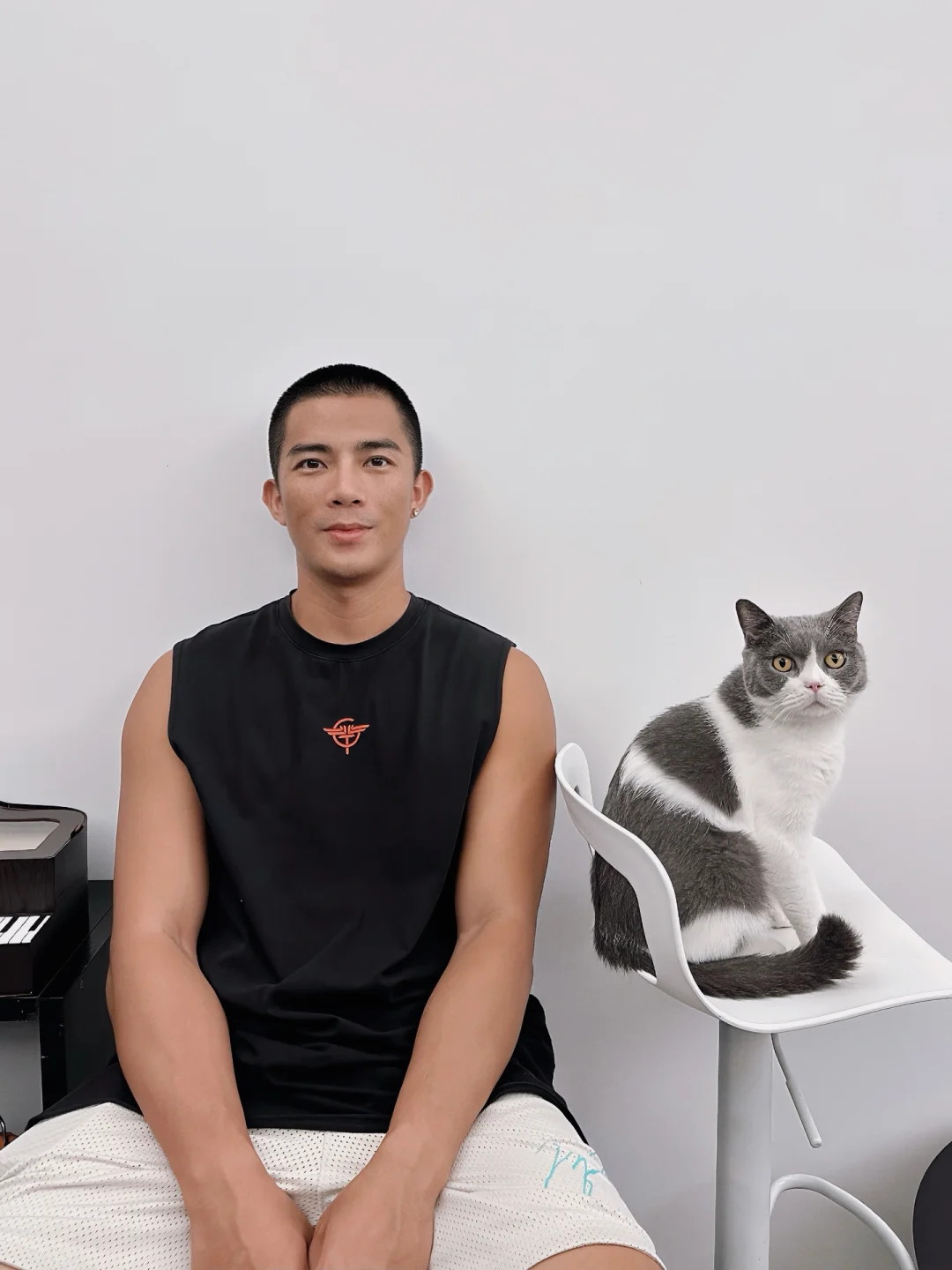 都说时间长了猫越来越像主人… 我家猫应该是不信的！哈哈…