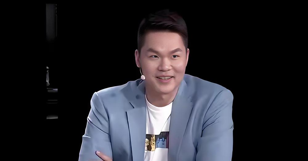 CBA季后赛这操作有点迷，广东队球员被塞进一辆明显不够大的小巴车，两米多的大个子