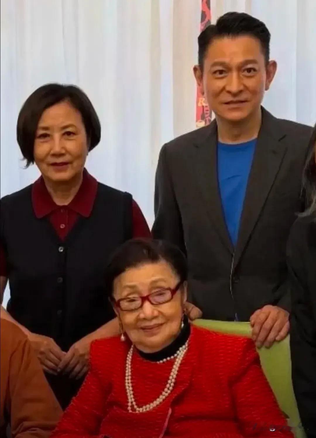 汪明荃夫妇，难得一见的聚会！

2月22日可是个好日子，阿姐汪明荃和罗家英夫妇，