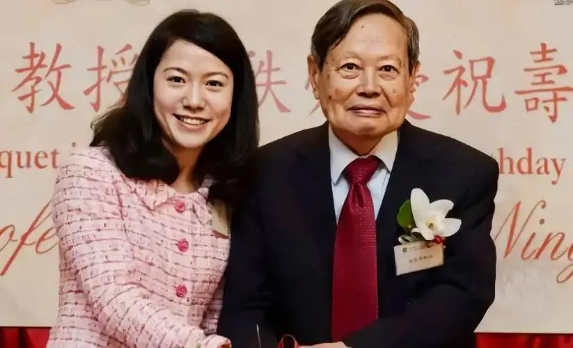 翁帆没跑，也没卷走18亿。

丈夫走后第5个月，好友曝光了她的最新照片——不是在