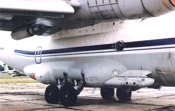 苏联空军安-72起落架整流罩装有双管机炮