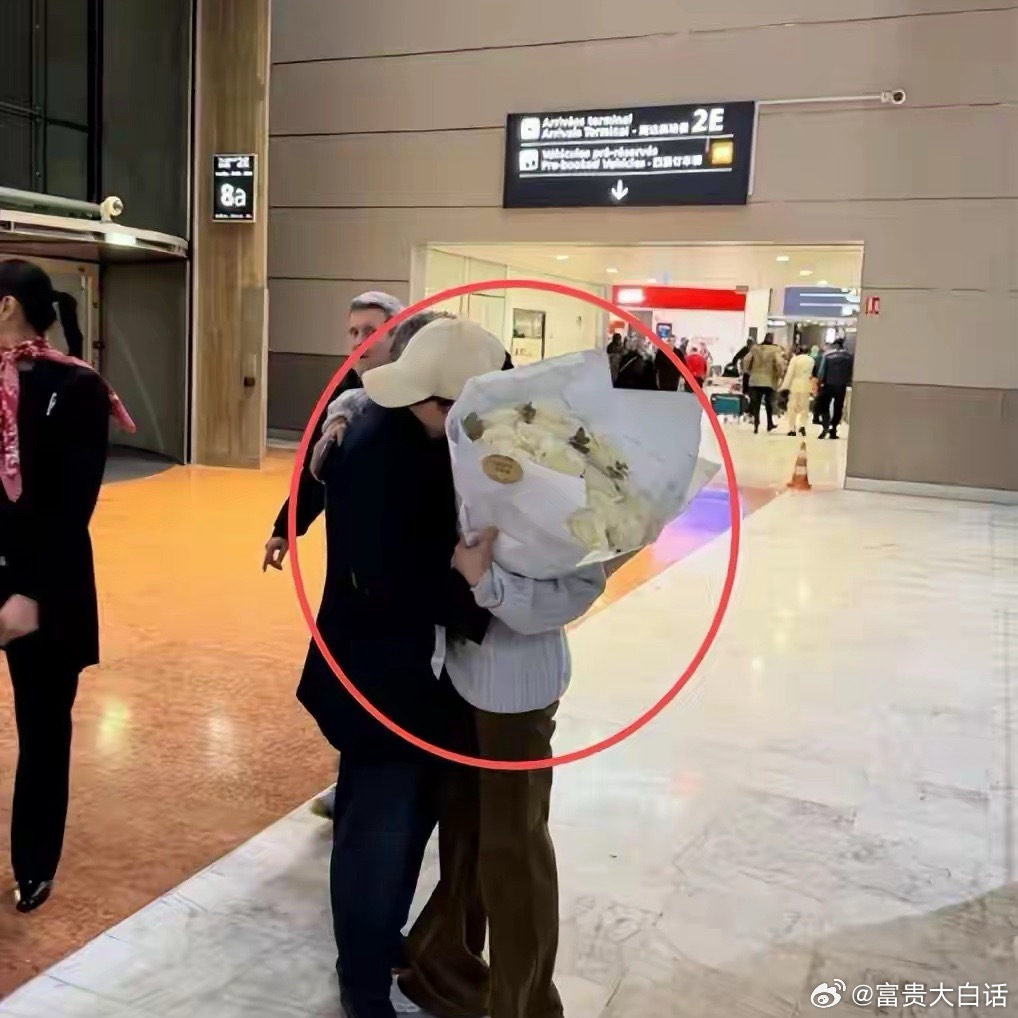 杨紫琼机场高调撒糖！为80岁老公托德准备生日惊喜，手捧鲜花相拥热吻，二十年深情甜