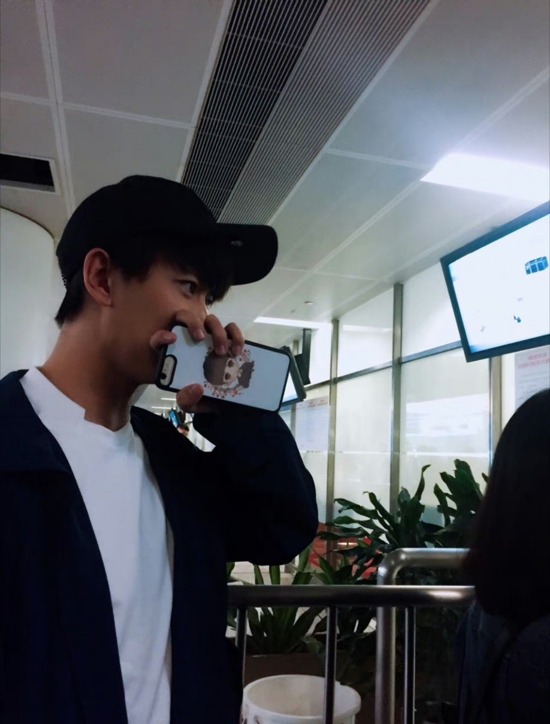 超咪以前还会用自己可可爱爱的卡通图片做手机壳呢