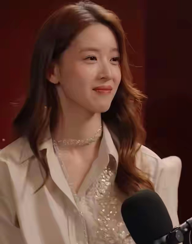 章泽天怎么一脸苦相！她真的好憔悴，一脸的苦相，就连脸上的痣都这么明显了，虽然带着