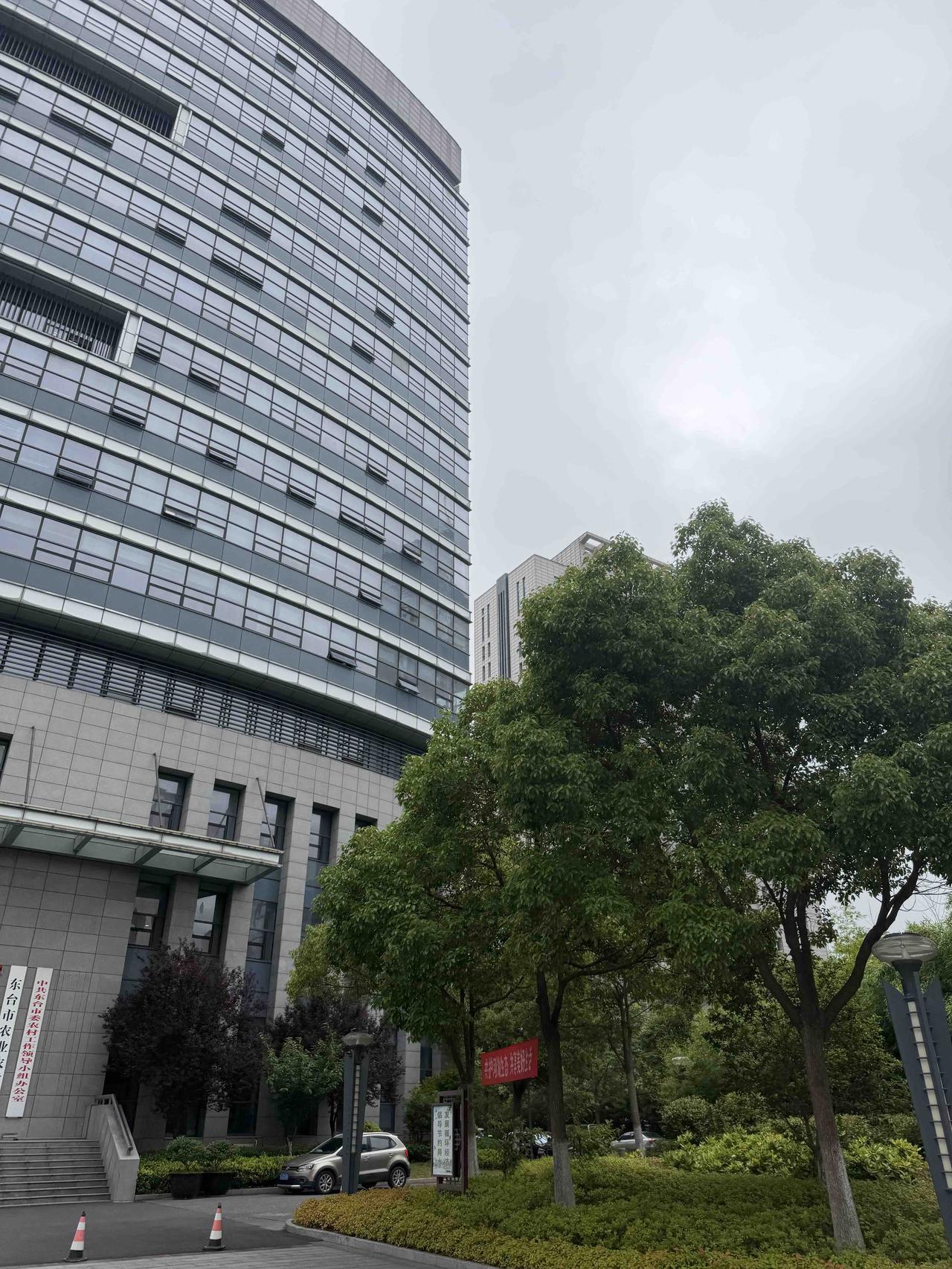 盐城理应一分为二，盐城拆分后可以更好的带动北面县区的发展，同时东台市也是穿上合脚