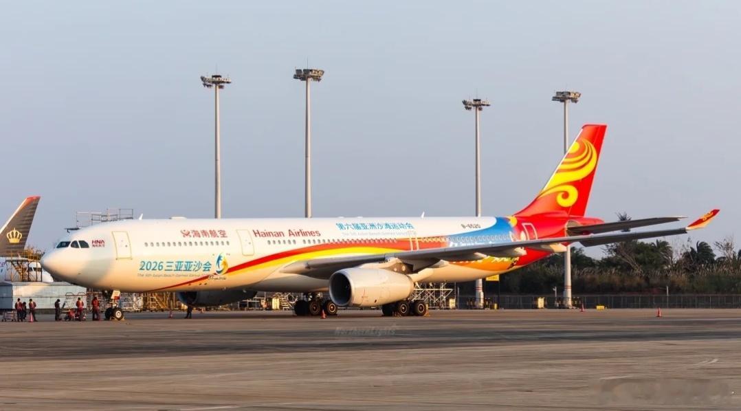 近日，有网友在机场拍到暖心一幕：海南航空注册号B-6520的空客A330-343